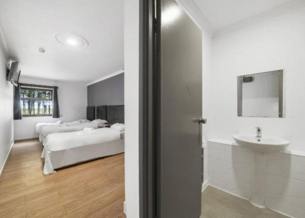 קאמברידג' Iway Inn Hotel מראה חיצוני תמונה